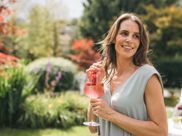 Eine Frau trinkt einen Cocktail
