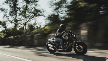 Eine Person fährt ein Motorrad