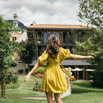 Una donna in giardino