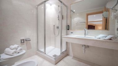 Badezimmer mit Dusche, WC, Bidet und Waschtisch