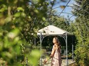 Eine Frau im Gartenpavillon