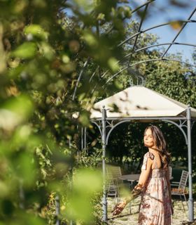 Eine Frau im Gartenpavillon