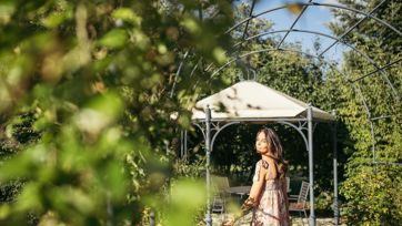 Eine Frau im Gartenpavillon