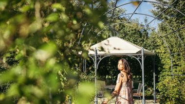 Eine Frau im Gartenpavillon