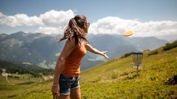 Eine Frau wirft ein Frisbee