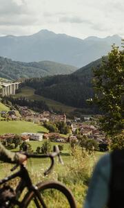 Zwei Radfahrer genießen die Aussicht