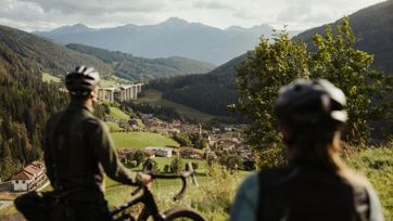 Zwei Radfahrer genießen die Aussicht