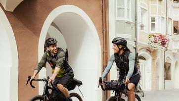 Zwei Personen machen eine Radtour