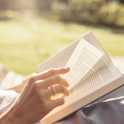 Eine Frau beim Lesen