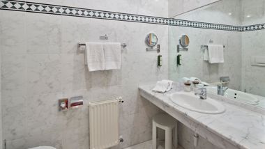 Badezimmer mit WC und Waschbecken