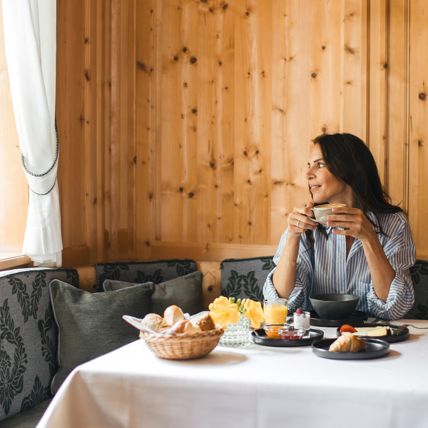 Eine Frau beim Frühstück im Speisesaal