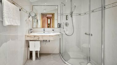 Badezimmer mit Dusche und Waschbecken