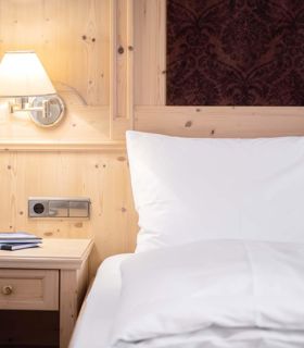 Das Doppelbett der Juniorsuite Löwenegg