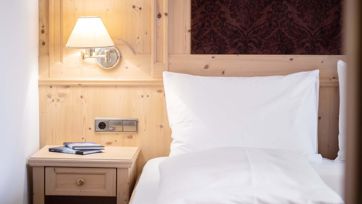 Das Doppelbett der Juniorsuite Löwenegg