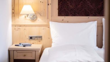 Das Doppelbett der Juniorsuite Löwenegg