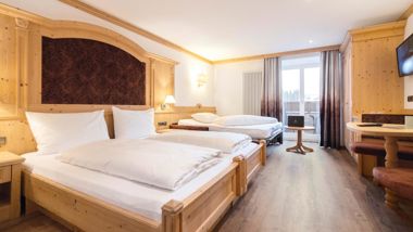 Juniorsuite Löwenegg mit einem Doppelbett und einem Einzelbett