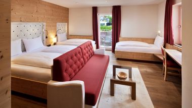Juniorsuite Kronbühel mit Doppelbett und zwei Einzelbetten