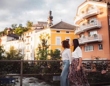 Zwei Frauen auf einem Spaziergang
