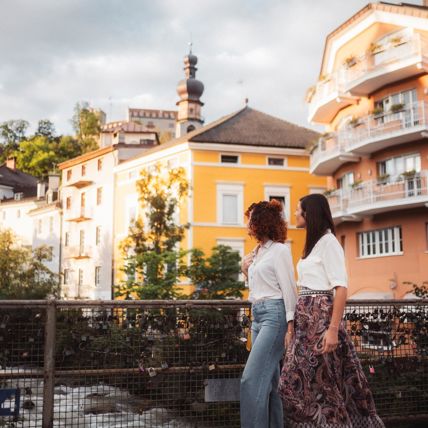 Zwei Frauen auf einem Spaziergang