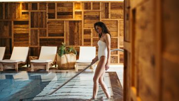 Eine Frau steigt in den Indoorpool