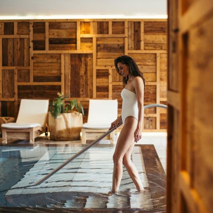 Eine Frau steigt in den Indoorpool