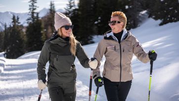 Zwei Frauen auf einer Schneeschuhwanderung