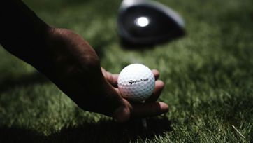 Eine Person spielt Golf
