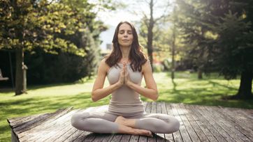 Eine Frau macht Yoga im Freien