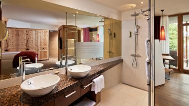 Das Badezimmer mit Doppelwaschbecken und Dusche
