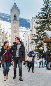 Ein Paar auf dem Weihnachtsmarkt in Sterzing