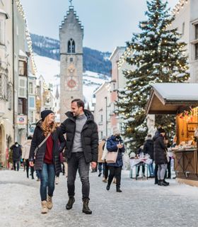 Ein Paar auf dem Weihnachtsmarkt in Sterzing
