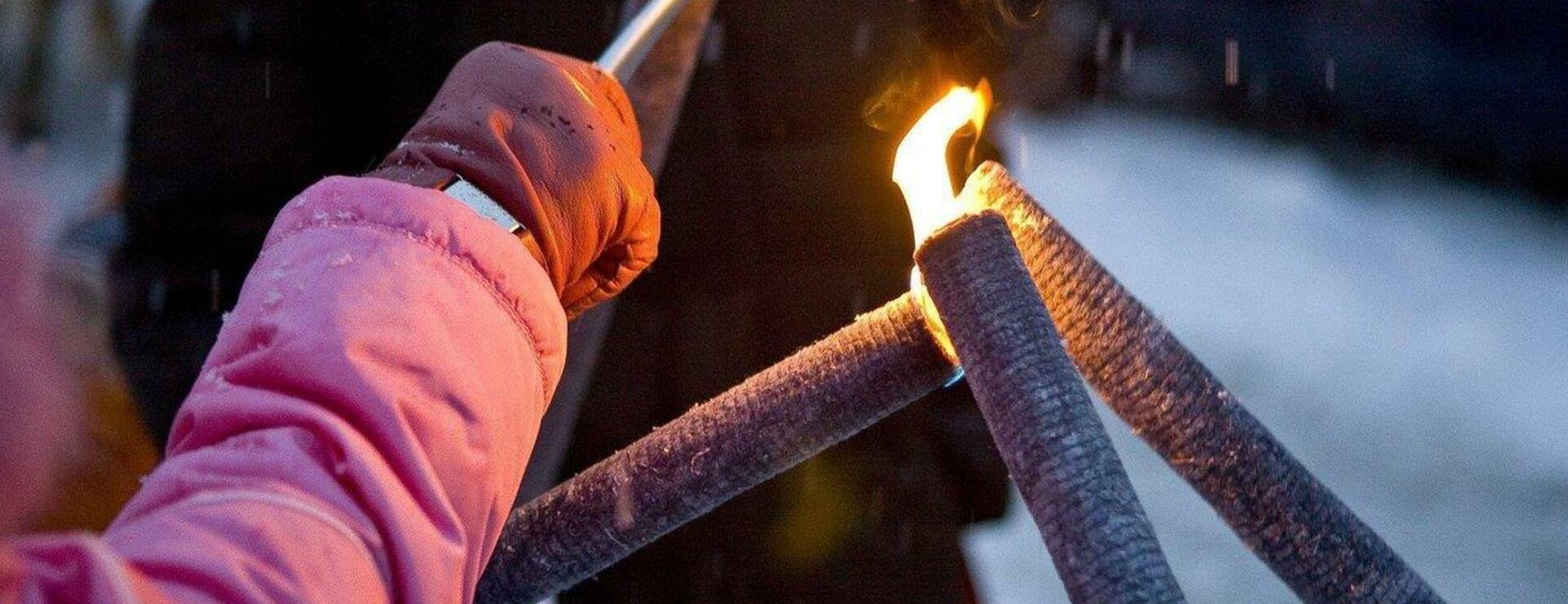Fackeln werden entzündet