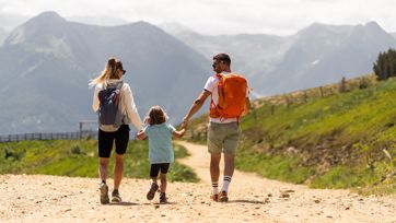 Eine Familie beim Wandern
