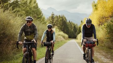 Drei Personen auf einer Radtour