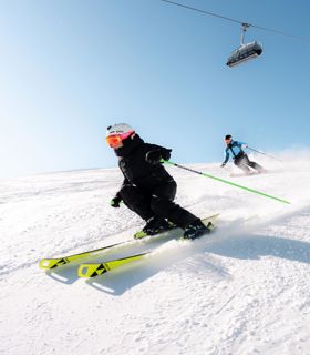 Zwei Personen beim Skifahren