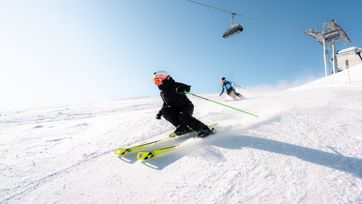 Zwei Personen beim Skifahren