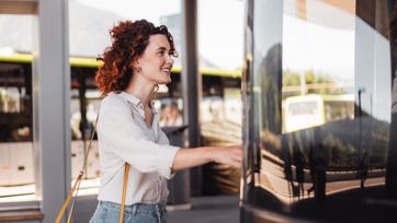 Eine Frau nimmt den Bus