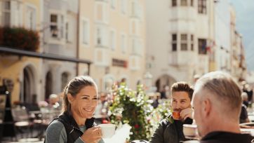 Drei Personen trinken einen Kaffee