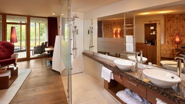 Der Wohnbereich und das Badezimmer