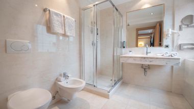 Badezimmer mit Dusche, Waschtisch, WC und Bidet