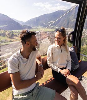Zwei Personen in der Seilbahn