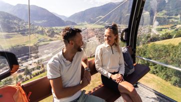 Zwei Personen in der Seilbahn