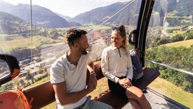 Zwei Personen in der Seilbahn