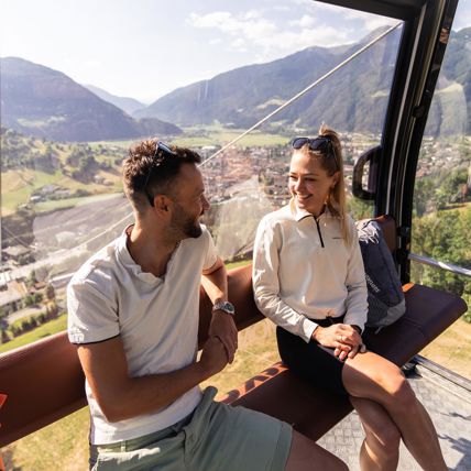 Zwei Personen in der Seilbahn