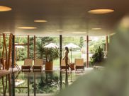 Eine Frau im Hallenbad